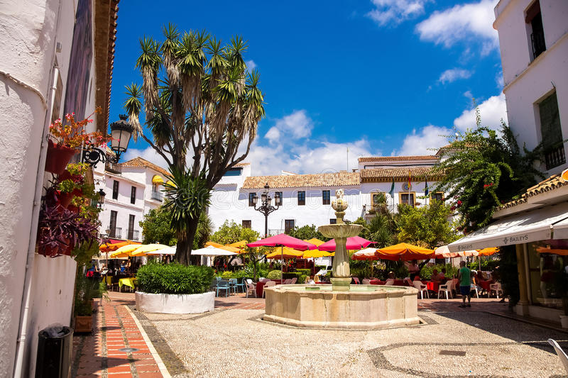 plaza los naranjos marbella